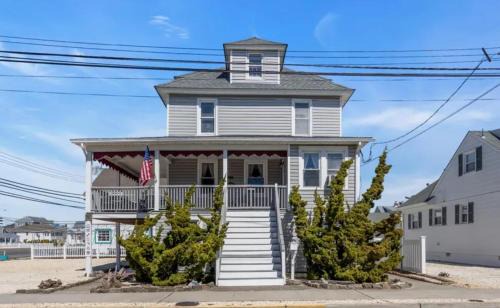 3 Bedroom 2 bath Beach House condo- 10 houses from the beach walk to the beach