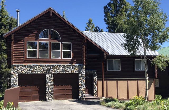 3 bedroom, 2 bath Chalet- Walking distance to Tahoe Donner Ski Hill