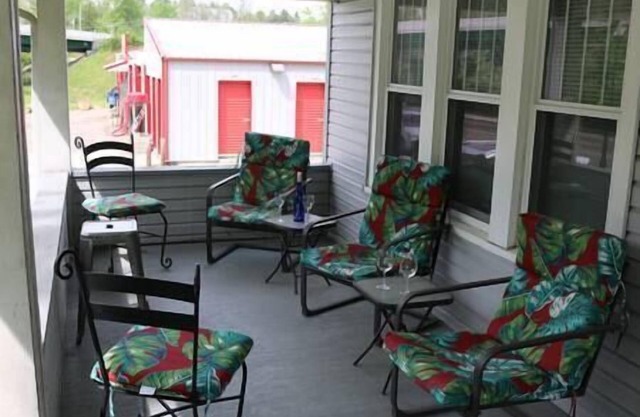 3 Bedroom, 2 Bath, Porch, FREE Wi-Fi, Washer/Dryer