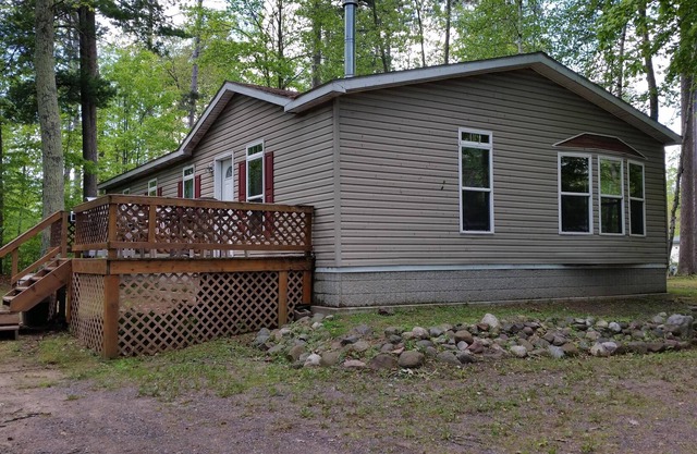 3 bedroom 2 bathroom vacation home with lake view and dock, Right on trail # 33