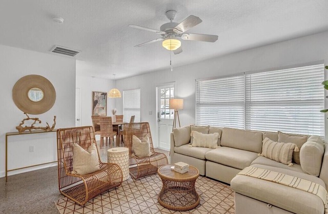 3-bedroom-2 Full Baths Beach House mnts to Central Beach & downtown