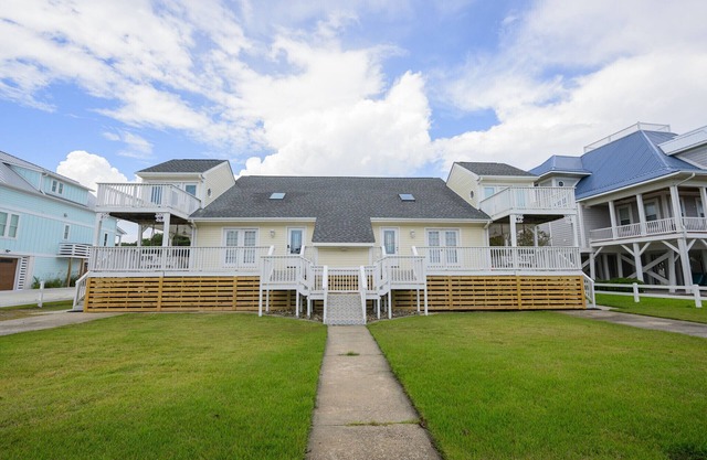 3 Bedroom, 2nd Row with a Shared Pool - Beach Bliss