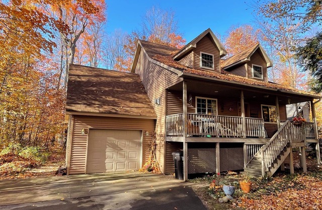 3 Bedroom-3 Bathroom Leelanau Chalet home. 0 cleaning fee and dog friendly !