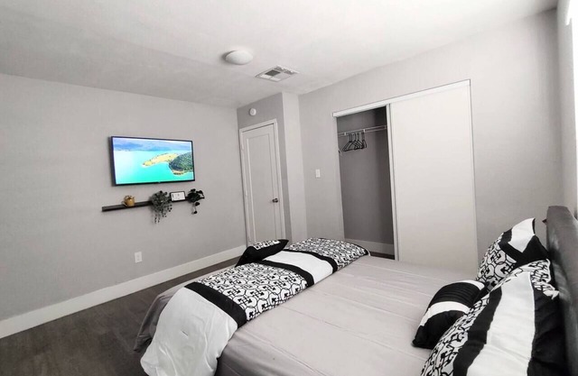 3 Bedroom/3 Bathroom Home w/Parking, Wifi, Washer