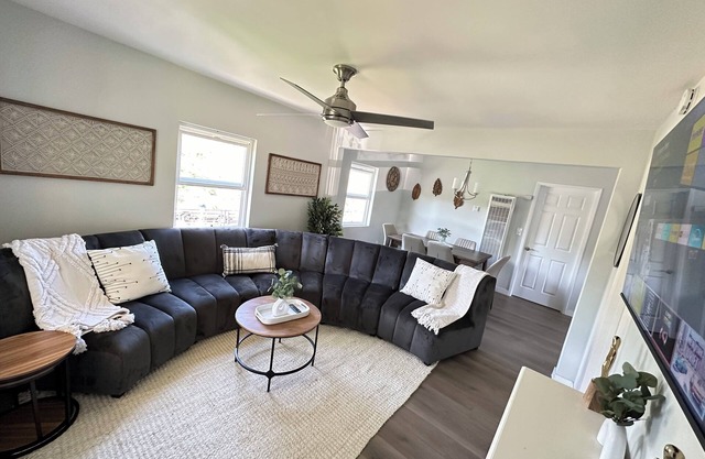 3-bedroom/7 bed/1bath house near DTLA/Universal Studios/Disneyland/Hollywood.