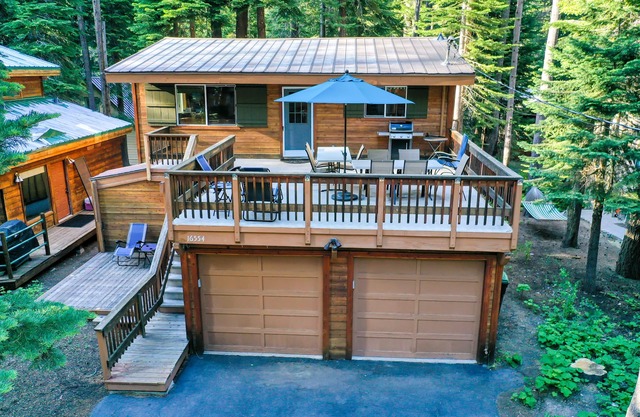 3 bedroom and den, 2 bath, sleeps 8. West End of Donner Lake DLR#059