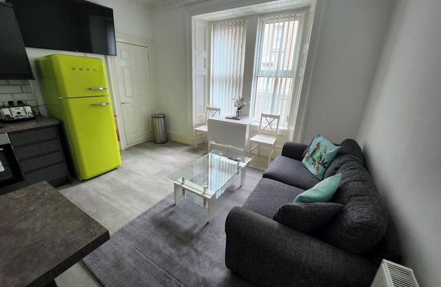 3-Bedroom Apartment by Eden Project - Free Parking