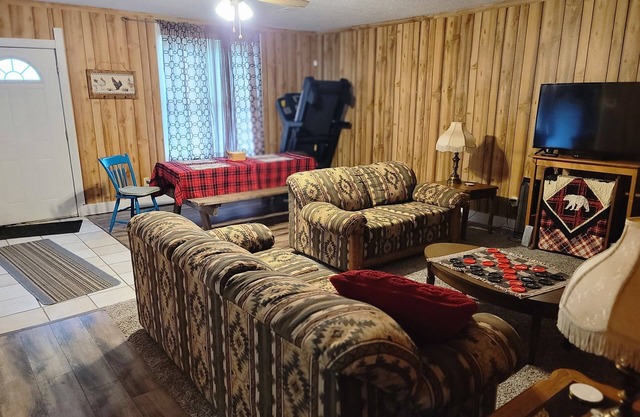 3 Bedroom Country Getaway 7 miles from MarionnW/Boat Trailer Parking &nInternet!