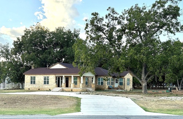 3-bedroom farmhouse in tranquil Seguin with large lot and trees