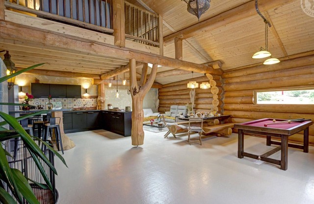3-Bedroom Lodge with Billiards and Jacuzzi