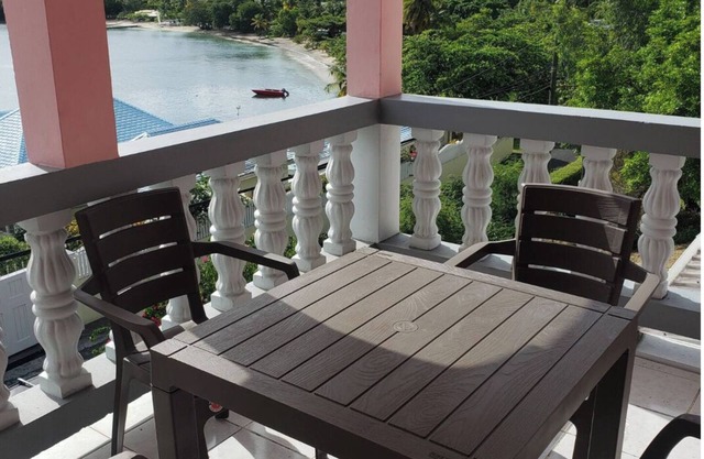 3-bedroom house in beautiful Lance aux Epines - WiFi, AC- across from the beach!