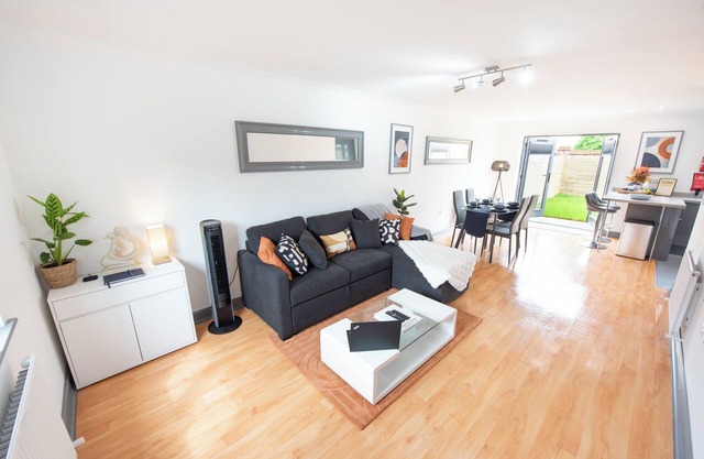 3 Bedroom House, 2 Free Parking Spaces, Free WiFi, Close to University and Town!