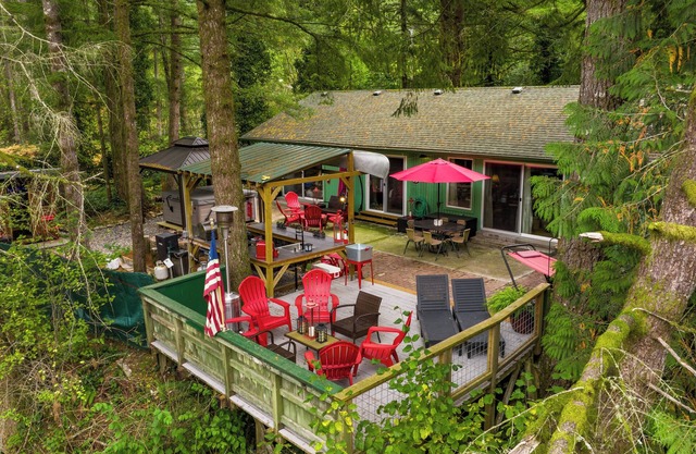 3 Bedroom House At The Falls With Hot Tub and Sauna