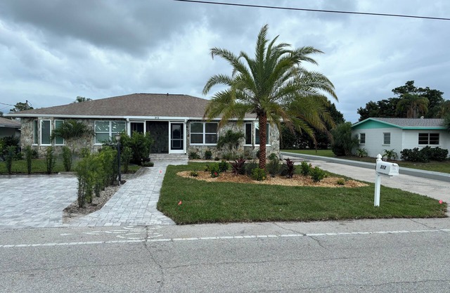 3-bedroom house, beautiful pool and landscape, short walk to Casey Key Beach