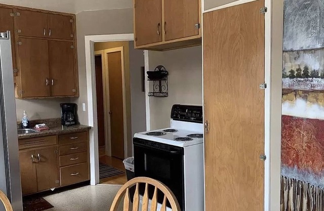 3 Bedroom house,Finished basement, CLOSE to Everything