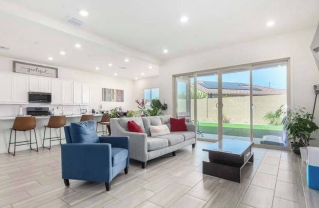 3-bedroom house in awesome Surprise with WiFi, AC
