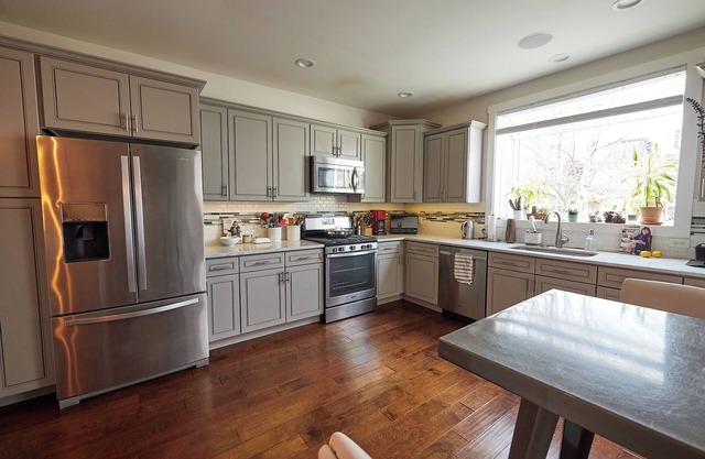 3-bedroom house in Friendship: walk to WestPenn and UPMC, Garage Parking/AC