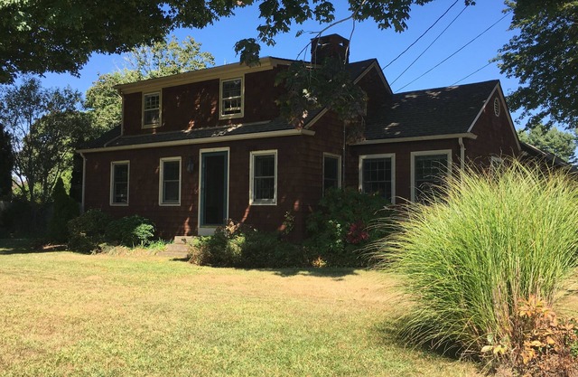 3 Bedroom House in Quiet Neighborhood, Walk to Historical Downtown Mystic