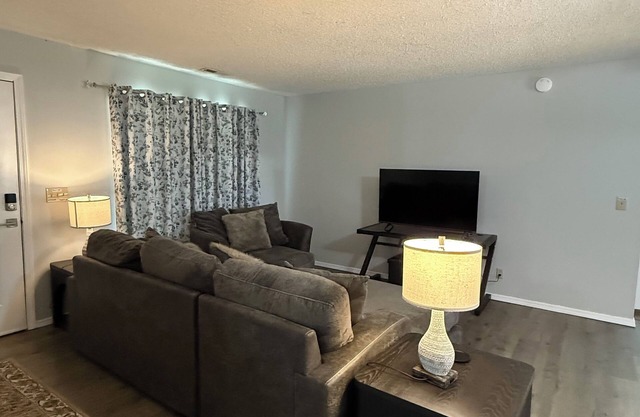 3-bedroom house in Sailboat Subdivision on Wolf Creek with AC, WiFi, grill, deck