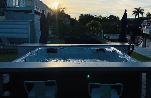 3-bedroom house in Lower Keys with Hot Tub, Sleeps 10+, Pet Freindly