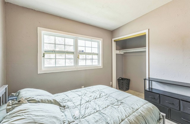 3-bedroom house in wonderful Palmetto with AC, WiFi, Hot Tub by Hospitals, Beach