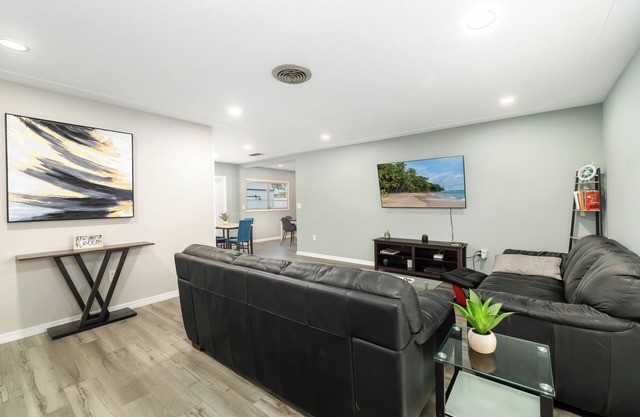 3-bedroom house near Siesta Key Beach with WiFi, AC. Live the Florida dream!