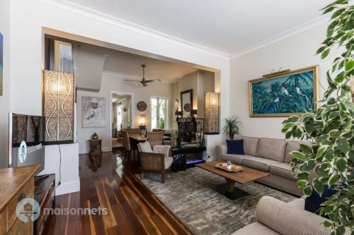 3 Bedroom House With Large Courtyard & City Views