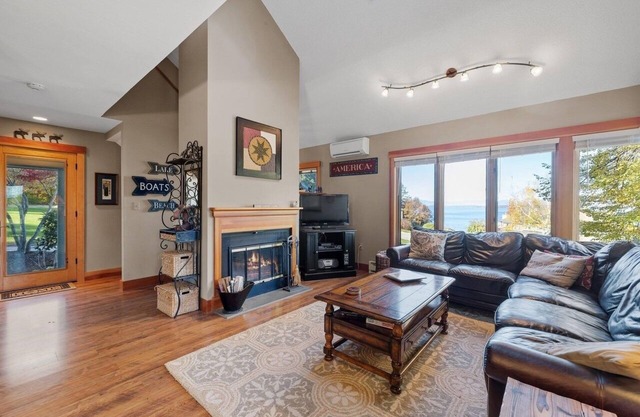 3 Bedroom lakeview townhouse!