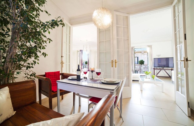 3 BEDROOM LUXURY FLAT IN SAFE RESIDENTIAL BARCELONA CENTER