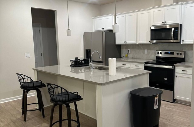 3 bedroom Luxury House with AC,WiFi, free laundry and garage. Enjoy your stay