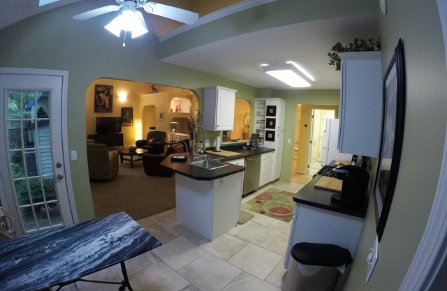 3 Bedroom Luxury Villa with Hot Tub, Gourmet Kitchen on Private Drive/Garage