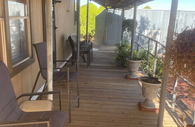 3-bedroom mobile home 2 miles from Kaw Lake in beautiful Burbank with AC, WiFi