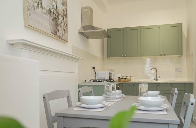 3-Bedroom Modern apartment in Edinburgh city centre with WiFi & TV