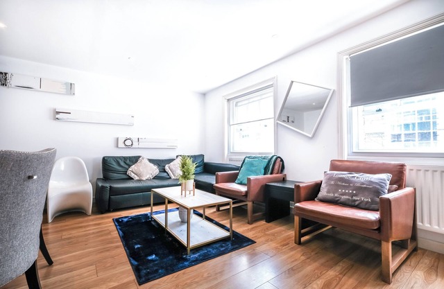 3 bedroom, modernized charm. 2min Tube distance. Prime London stay.