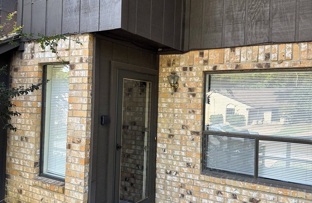 3-bedroom townhome in charming Huntsville with AC, WiFi. minutes from SHSU