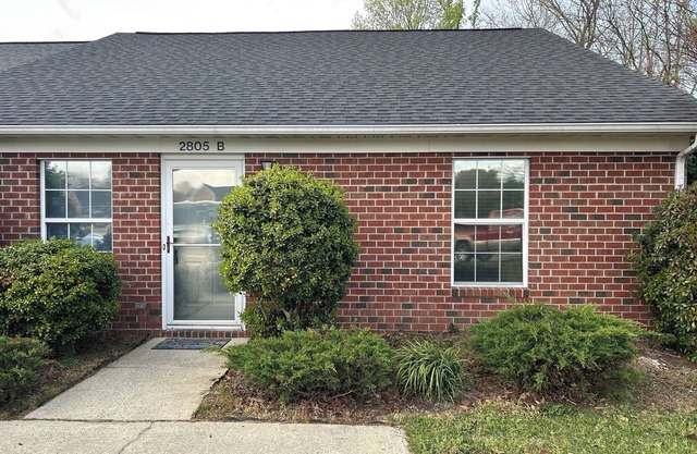 3-bedroom townhome near Hospital with Private Fenced Back Yard