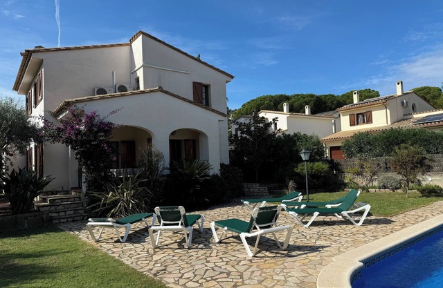 3-bedroom villa in peaceful Calonge with pool, AC, and WiFi, close to the beach.