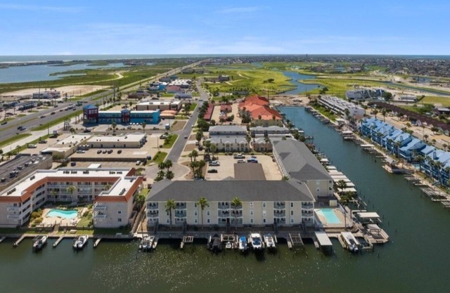 3-bedroom Waterfront Condo in fabulous North Padre Island with Pool & Boat Slip