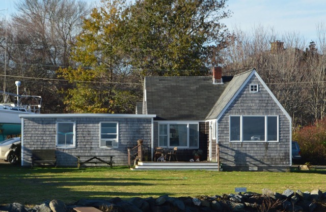 3-bedroom waterfront house with use of marina facilities in charming Jamestown!