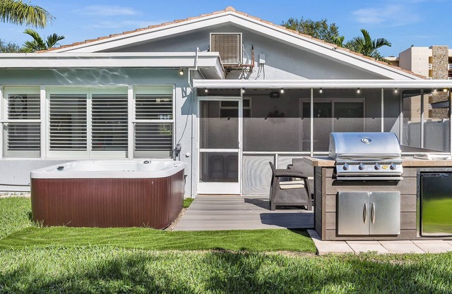 3 bedroom5bathclose to beach/Jacuzzi/billiard