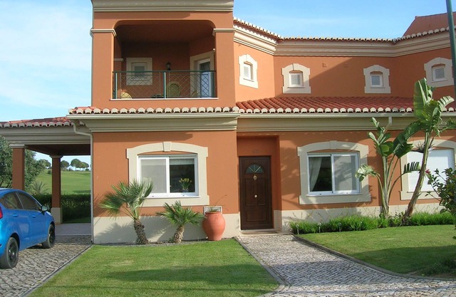 3 bedroomed villa with a south facing private garden access to golf and pool