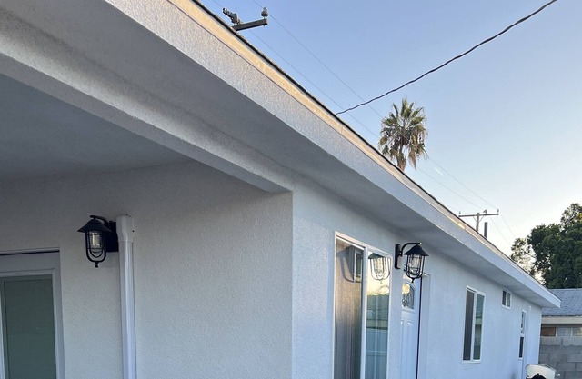 3 Bedrooms 2 Full Baths Full privacy house.n
