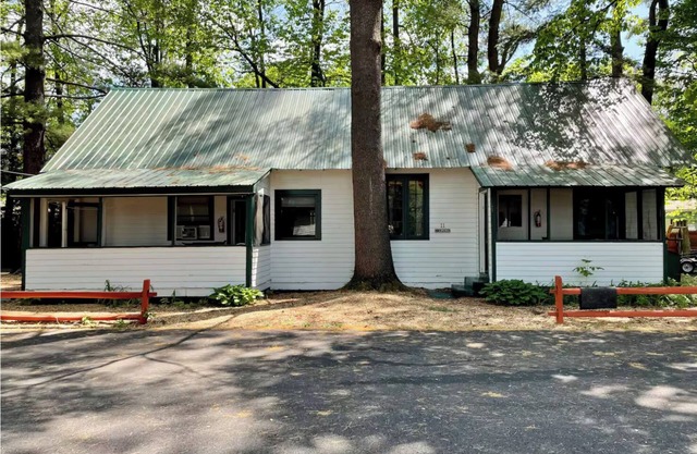 3 BR Adirondack Beach House with a Spacious Loft near the Beach and Water Views!