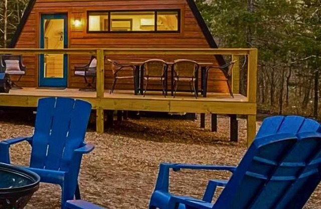 3 br Cabin nestled next to creek private hot tub