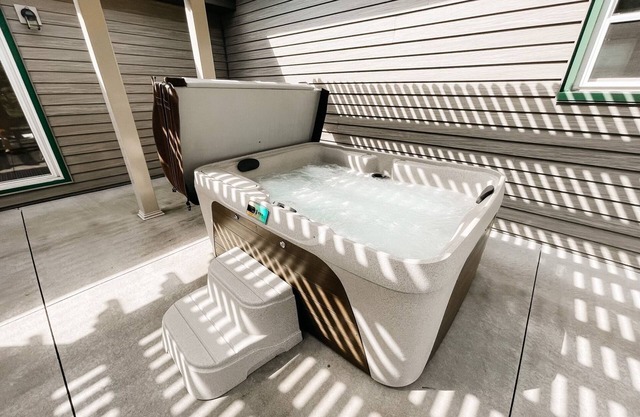 3-BR Getaway: Hot Tub, Outdoor Dining!