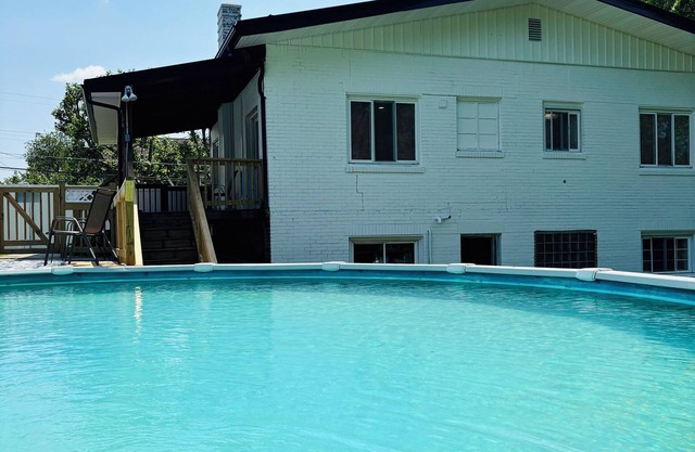3 BR House with pool Near Kennywood, Restaurants, Golf, Pittsburgh