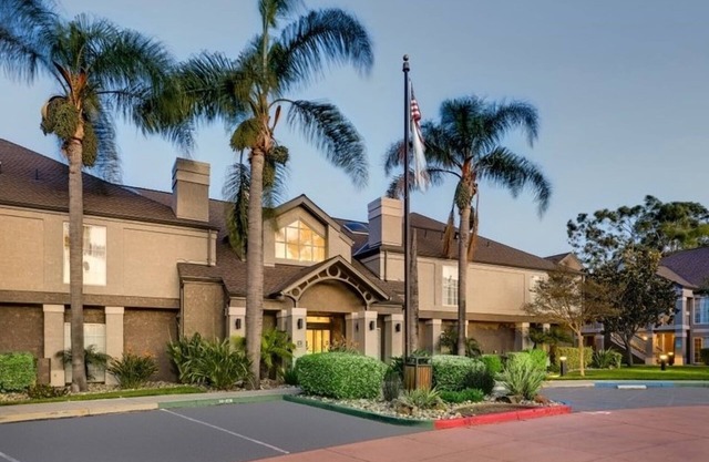 3 Cozy Rooms w/Coffee Maker, Microwave, & Complimentary Breakfast!
