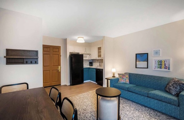 3 Family Ready Suites with Living Space Near Park Meadows | Outdoor Pool