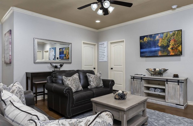 3 King Beds / 3 Full Baths / 5 min to Kyle Field