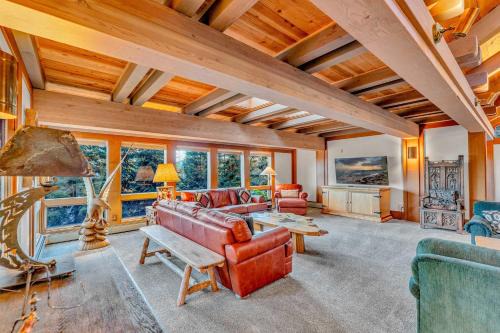3-Level Getaway Minutes from Lake Tahoe